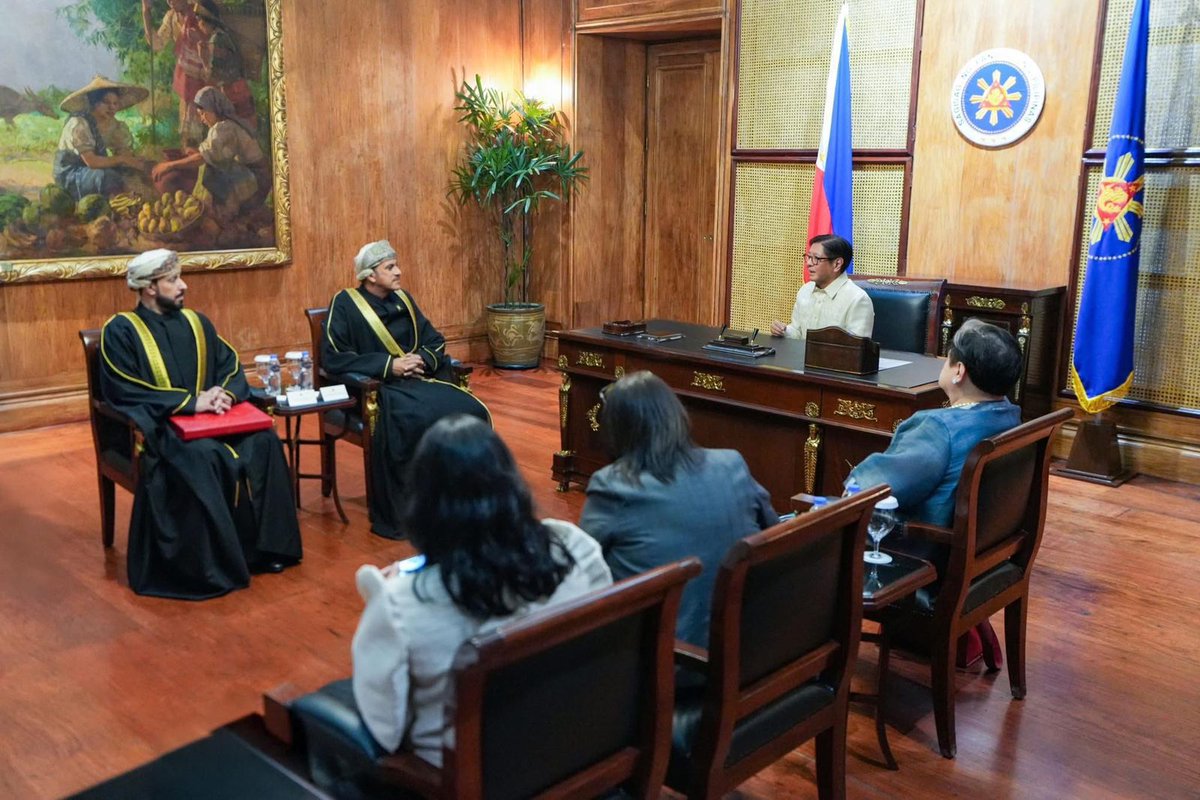 ONA_eng's tweet image. HM The Sultan sends a written message to the President of the Republic of the Philippines, pertaining to the bilateral relations binding the two nations. The message was handed over by the Ambassador of #Oman to the #Philippines, when the Preesident of the Philippines received