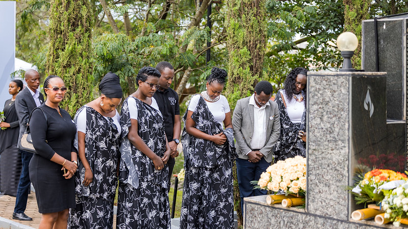 Kuri uyu wa Kabiri ku Cyicaro gikuru cya #NAEB I Gikondo; Abayobozi, Abakozi, Abafatanyabikorwa n'Imiryango y'Abarokotse Genocide yakorewe Abatutsi mu 1994, bunamiye banashyira indabo ku Kimenyetso kiriho amazina y'Abahoze ari Abakozi b'Ibigo byahoze ari OCIR Café na OCIR Thé,