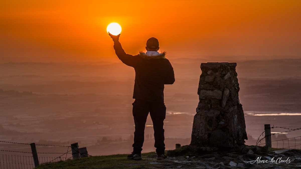 AboveTheXClouds's tweet image. I thought I was alone on this hike…
Turns out, I wasn’t.
#sunrise #northernireland