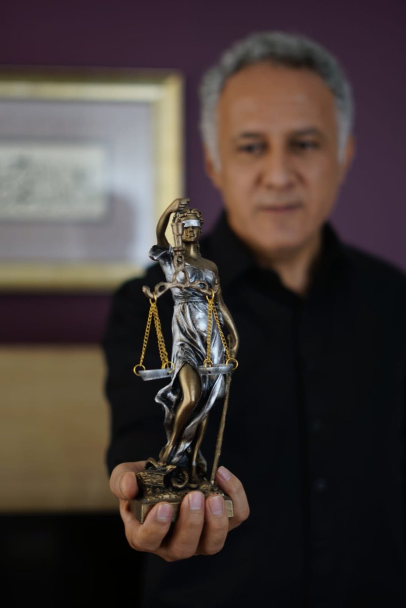 tuketicilerbir's tweet photo. HAKİM YANLIŞ KARAR VERİRSE..!
...
Milyonlarca dava açılıyor.
Hakimler de karar veriyor.
Birinin hakkını teslim ediyor.
Ya da haksızı haklı bulup, haklıyı mağdur ediyor.
Peki, hâkimler yanlış karar verirse ne oluyor..?
Yanlarına kâr mı kalıyor, kalmalı mı..?
Bugüne kadar yanlarına kaldığını biliyoruz.
Ancak bundan sonra öyle olmayacağını da gördük.
Kayseri Tüketici Mahkemesi hakimi,
Tırnak içinde
"elma ile ilgili şikayete armutla ilgili karar veriyor"
Tüketici de açık ve net şekilde mağdur ediliyor.
Bir hâkim nasıl böyle bir yanlış karar veriri bırakalım.
O durum Adalet Bakanlığı'nın problemi.
Liyakati ve adaleti dillerinden düşürmeyen onlar.
Bu mağduriyeti yaşayan tüketicimiz ile görüştük.
Çocuğunun okulu kendisinden haksız ücret almış.
İlk olarak tüketici hakem heyetine başvuru yaptı.
Kocasinan Tüketici  Hakem Heyeti haklı buldu.
Bilfen okulları Tüketici Mahkemesine itiraz etti.
Hakem heyetinden sonra mahkemeye gidildiğinde,
Tüketici mahkemesinin verdiği karar kesindir.
İtiraz yolu kapanıyor. (bu da ayrı bir sorun da..!)
Okul aldığı bu haksız ücreti yedi tabii (!)
Fakat bu bâriz yanlışı veren hâkim ne olacak..?
Bunun için Hazine Bakanlığına dava açılmalıydı.
Tüketicimiz de (Ziya Biçer) yanlışı kabul edemedi.
Haksızlığa karşı dik duruşu bizi sevindirdi.
Yargıtay'a olayı taşıdık.
Aşağıda görüldüğü gibi tüketici haklı bulundu.
Hakimin yanlış kararı Yargıtay tarafından da onandı.
Hazine ve Maliye Bakanlığı bu bedeli ödeyecek.
Fakat konu kapanmadı.
Hatta yeni başlıyor.
Niye..?
Parayı haksız yere yiyen Bilfen okulları.
Yanlış kararı veren hâkim.
Parayı ödeyen ise millet.
Milletin suçu ne ki..?
Hâkimin bâriz yanlışının ceremesini millet çekiyor.
Bu bedelin hâkimden rücu edilmesi lâzım.
Tüketicimiz  ile kollarımızı sıvadık.
Hayırlısı,
duâlarınızla...

@beyazsendika