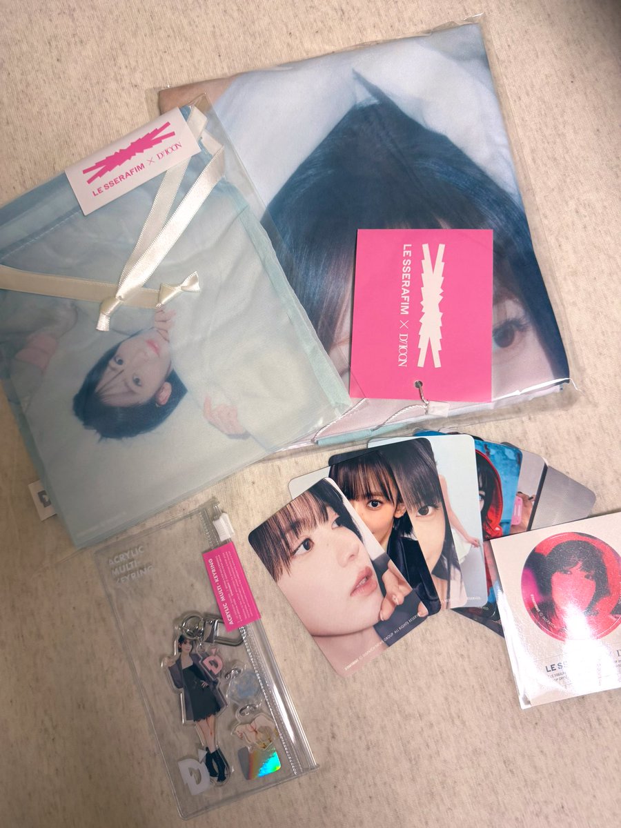 ft_perc's tweet photo. デザインが好み過ぎて大散財。
キーホルダーはトレカバインダーに付けて、巾着はサククを入れるんだ…！🥺
トートは思ったよりペラペラで買うかかなり迷ったけど夏に使う！！
ちゃんと働いてるから良いんだ！
#LE_SSERAFIM https://t.co/wDLebSoTwc