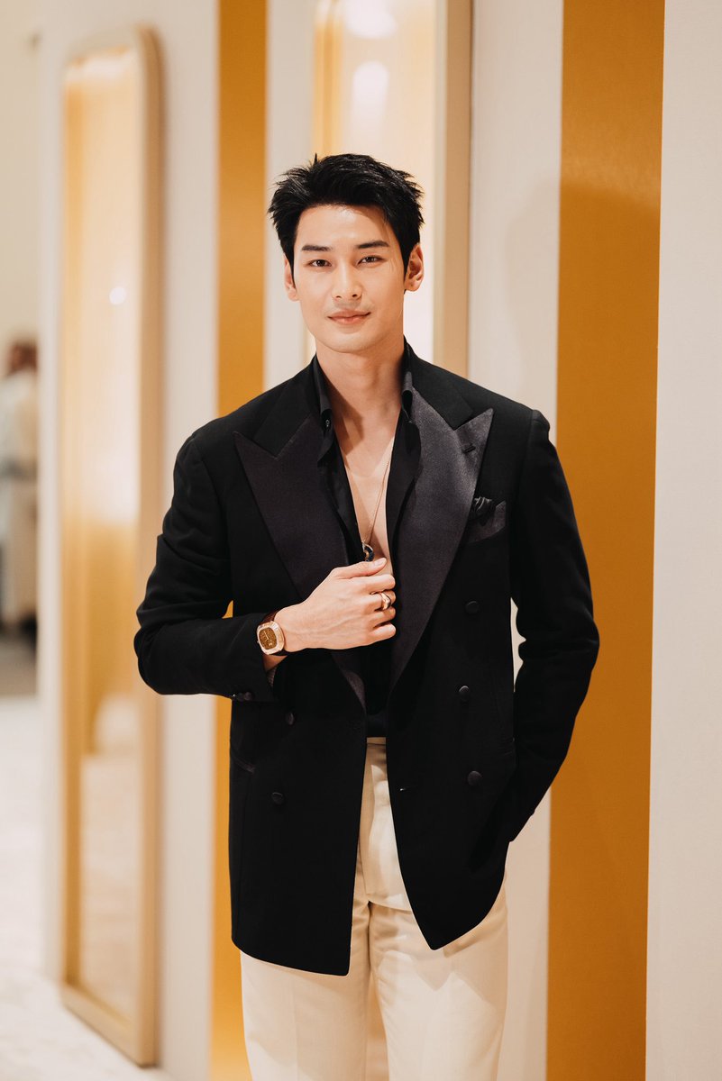 ภาพอย่างเป็นทางการของ อาโป ณัฐวิญญ์ Global Brand Ambassador ของ Piaget ภายในงาน Watches &amp; Wonders 2026 ⌚️✨ ที่จัดขึ้นที่เมืองเจนีวา ประเทศสวิตเซอร์แลนด์

📸 Photo by Felipe Cordeiro

#PiagetWWG2026xAPO