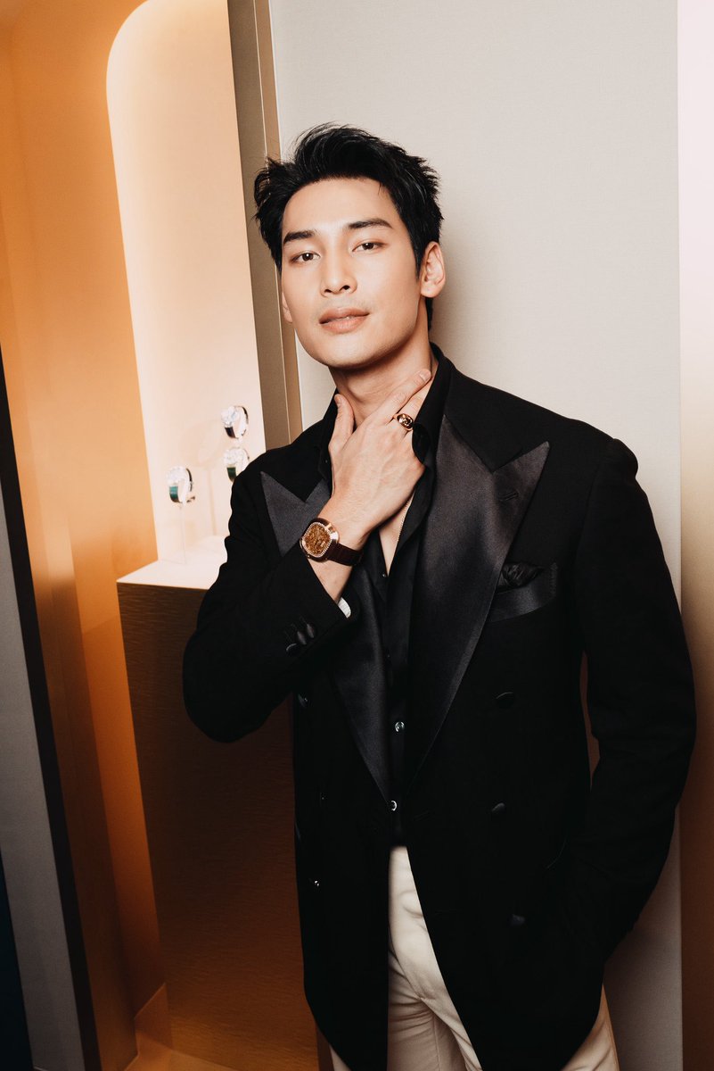 ภาพอย่างเป็นทางการของ อาโป ณัฐวิญญ์ Global Brand Ambassador ของ Piaget ภายในงาน Watches &amp; Wonders 2026 ⌚️✨ ที่จัดขึ้นที่เมืองเจนีวา ประเทศสวิตเซอร์แลนด์

📸 Photo by Felipe Cordeiro

#PiagetWWG2026xAPO