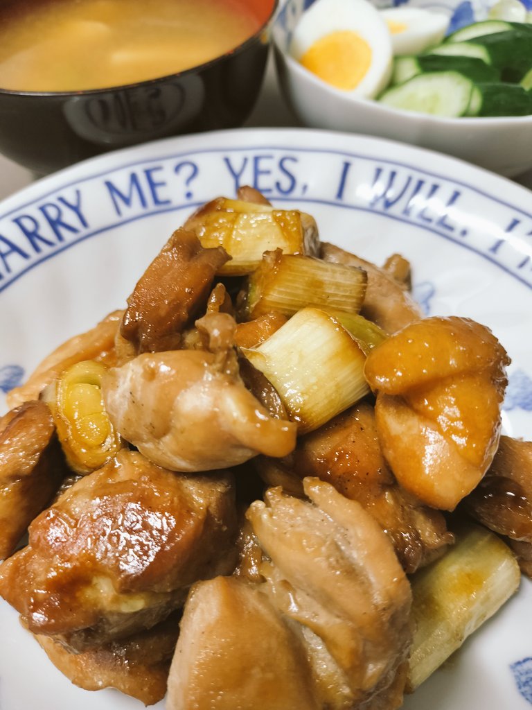 chi_ryu_Smiley's tweet photo. 今日の夜ごはん

鶏肉とネギの照り焼き

��肉だけで作ろうと
思っていたけど
使いかけのネギがあるのを思い出し
一緒に炒めてみました🥰

#夜ごはん　#おうちごはん https://t.co/GmfPFtTmPl