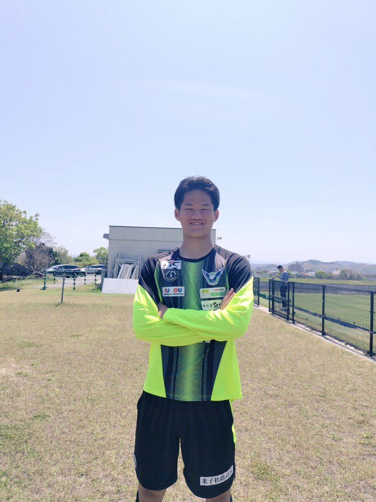 今日は永野修都さんの誕生日ですね。という訳で蔵出し(たぶん)、サムアップポーズ以外のﾝｼｮ。最近は怪我も少なく、クラブと代表で監督に信頼され、鳥取でも藤枝でも温かいサポーターさんに応援してもらってスクスク育っていて本当に嬉しい🥹もっともっと大きくなっていってね。楽しみにしてます！