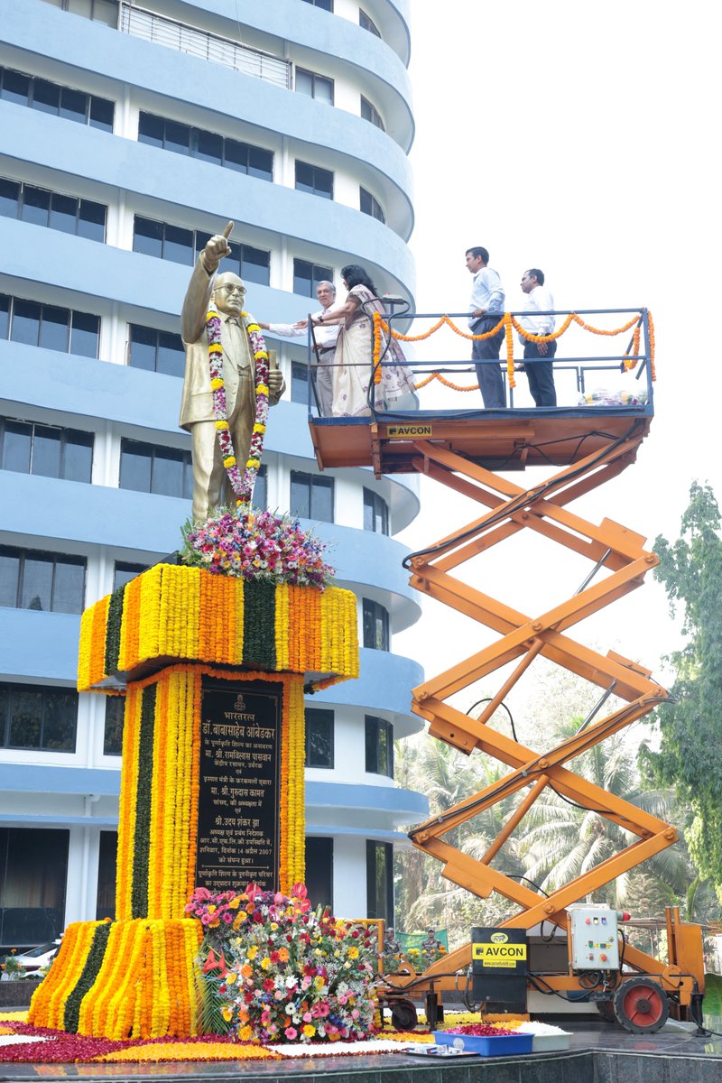 rcfkisanmanch's tweet photo. #RCF-"आरसीएफ के सीएमडी श्री एस. शिवकुमार ji ने 14 अप्रैल 2026 को कंपनी परिसर में भारतरत्न डॉ. बाबासाहेब आंबेडकर की जयंती के पावन अवसर पर अन्य वरिष्ठ अधिकारियों एवं कर्मचारियों की गरिमामयी उपस्थिति में उनकी प्रतिमा पर माल्यार्पण कर आदरांजलि अर्पित की।" https://t.co/X3TDN6SkGx