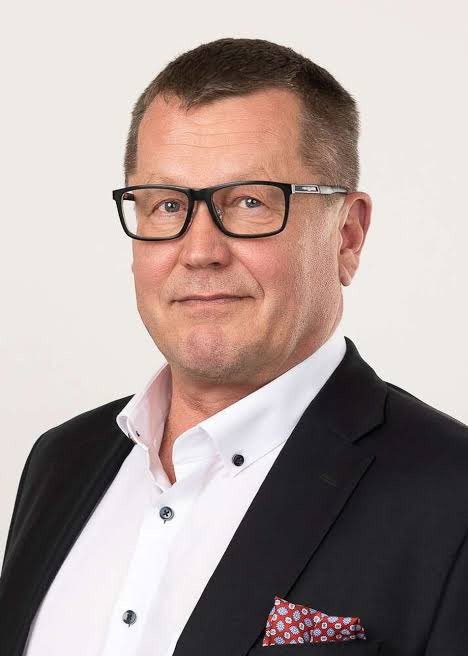 Nuorsuomalainen nupisee tweet media