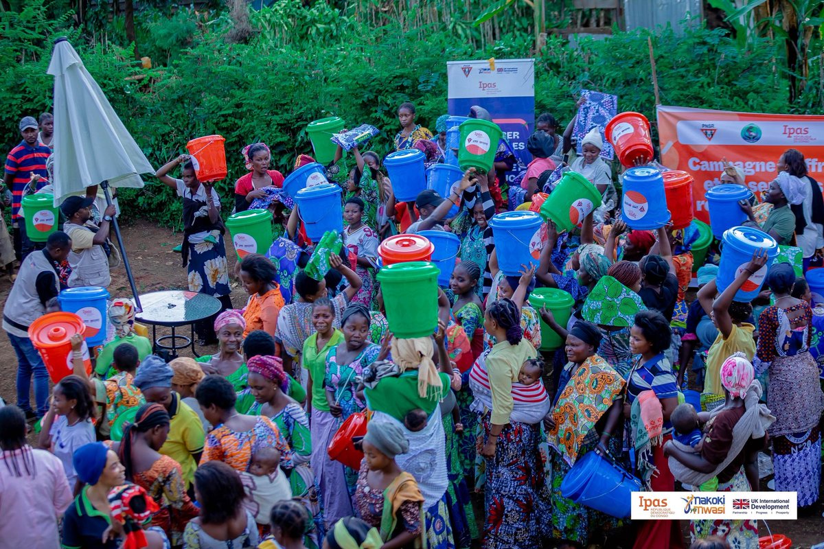 jcjeanclaude10's tweet image. #SudKivu
Grâce à @MakokiYaMwasi, l visages  d femmes déplacées internes d la zone d santé de Miti-Murhesa étaient rayonnant; résultats d la campagne d'offre d'infos fiables sur la SSR, des services #PF et la distribution des kits de dignité.
#SiteAvancé; #AccèsFacile
@Mulunda_jc