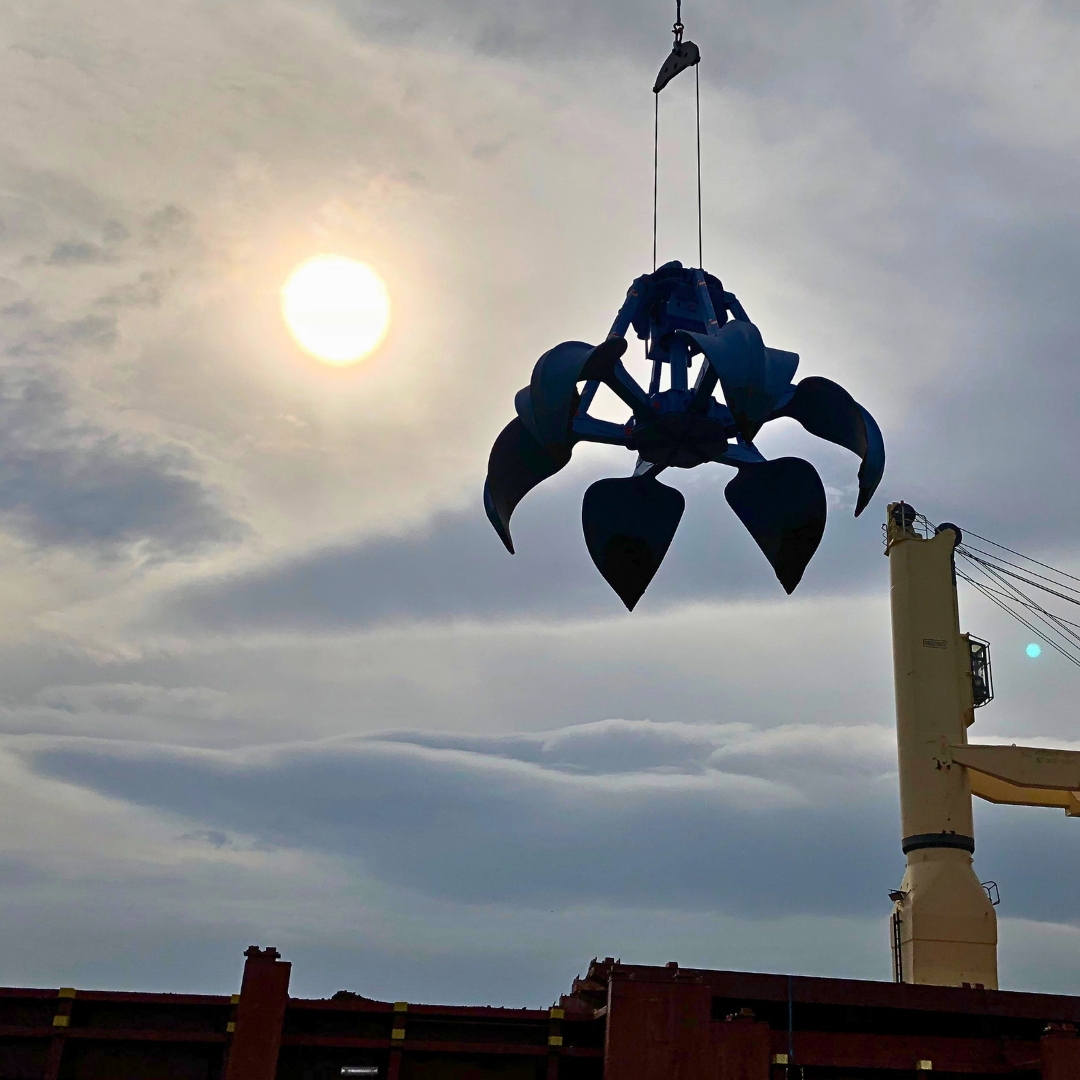 GUVEN®️ Remote control orange-peel grabs enable the most efficient handling of bulk materials together with ship cranes and mobile harbour cranes. 
#manufacturing #shipspotting #grabs #maritime #remotecontrolgrab