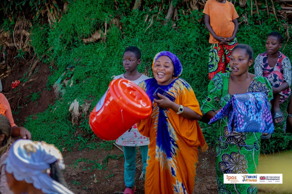MaryseAkonkwa's tweet photo. #SudKivu:Grâce à @MakokiYaMwasi,les visages  des femmes déplacées internes de la zone de santé de Miti-Murhesa étaient rayonnant,résultats de la campagne d'offre d'infos fiables sur la SSR,des services #PF et la distribution des kits de dignité.
#SiteAvancé #AccèsFacile https://t.co/cH50ESjfhQ