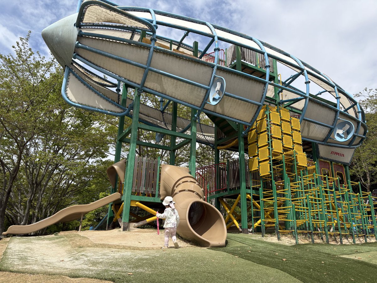 s_lo_up's tweet photo. 霞ヶ浦総合公園、チューリップ は見頃すぎてしまったけど八重桜綺麗だった🌸この遊具は遊べるのだいぶ先だと思って遊んだことなかったけど、小さい方の滑り台は自分で登って滑るしジャングルジムも挑戦していて成長を感じた😃空いてる日は良いね✨ https://t.co/GZDpHQYi8S