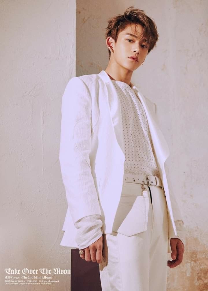 Tenshi_ann444's tweet image. And he’s literally in 3 out of 4 MVs🙌👑

#LUCAS #黄旭熙 #루카스