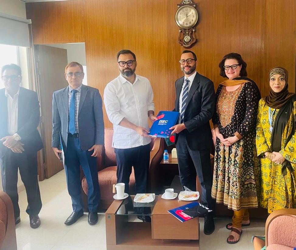 ilobangladesh's tweet photo. Advancing youth employment in Cox’s Bazar🇧🇩. @MaxTunonILO, @ilobangladesh Country Director and @bahlr, #ISEC Chief Technical Advisor, met with Md. Aminul Haque, State Minister, MoYS to share results - 25,000 women & youth benefited, 9,500+ trained, 7,500+ placed in jobs.
@ilo https://t.co/pfaqlWLV51