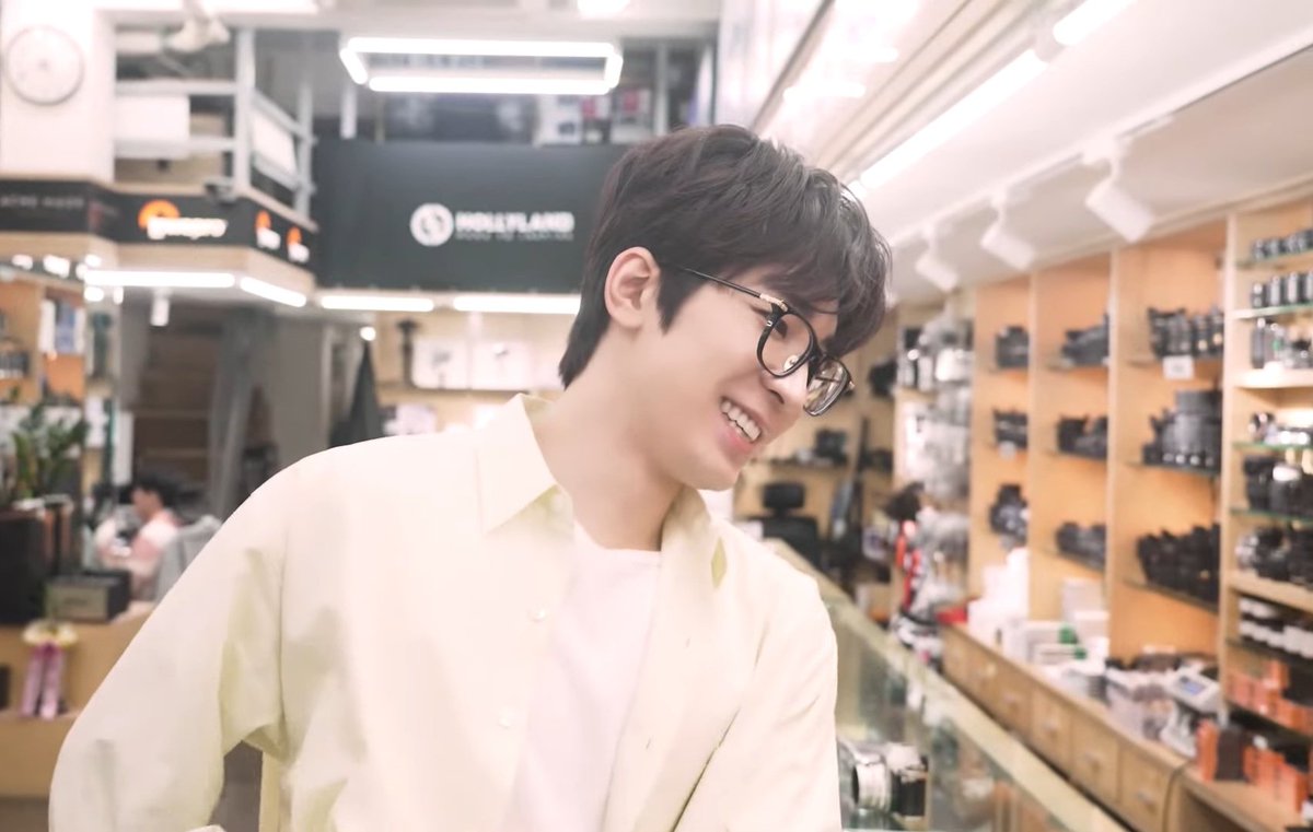 who cares about the cameras when all i care is just watching wonwoo being all happy when he trying all the cameras