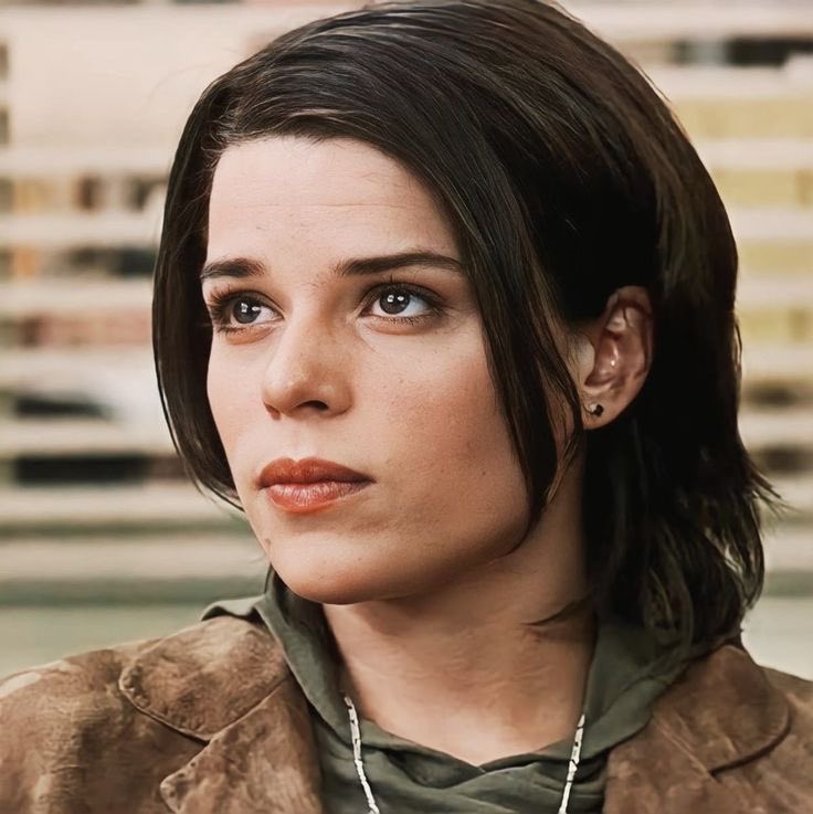 repeatrs's tweet image. Sidney's look in Scream 3 is my absolute favorite. 😎  #scream