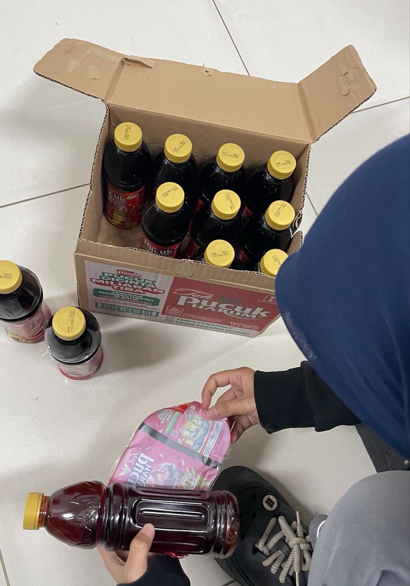 flowcaaa's tweet photo. kelakuan tmn gue yg lagi nganggur malah beli teh pucuk sekardus ktnya ada hadiah emas gratis😭 ada yg sama dapet hadiah gaaa dari pucuk?? https://t.co/CJvbGFmIOQ