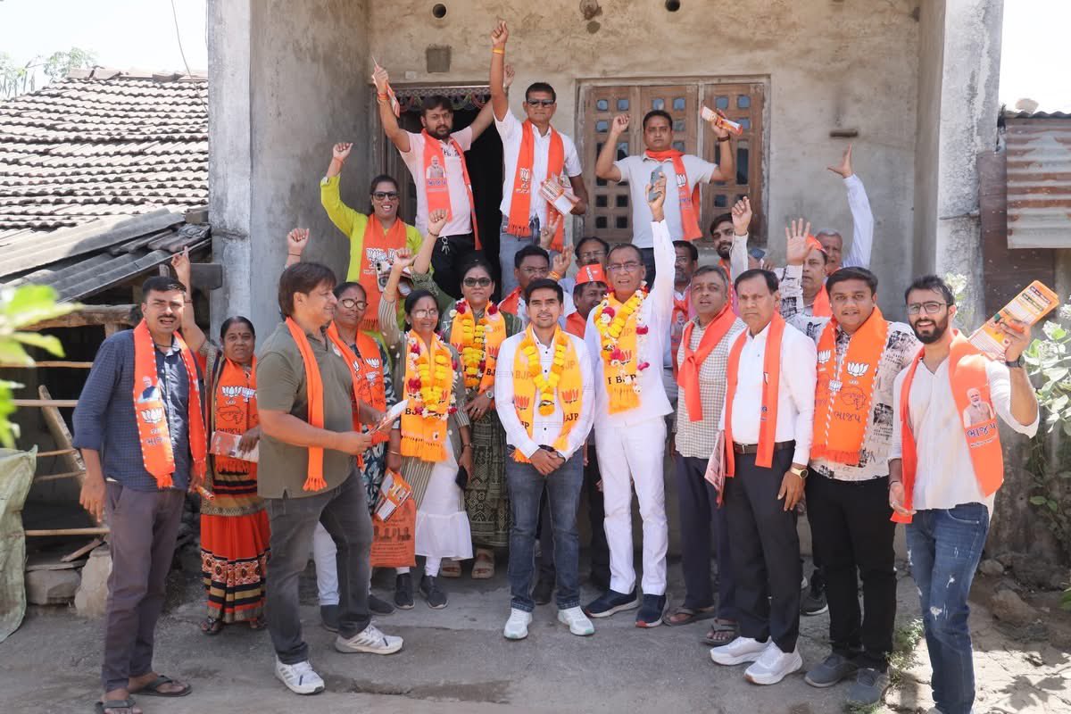 JenishMalaviya0's tweet image. “ઘર ઘર મળ્યું અપાર જનસમર્થન, જનઆર્શીવાદથી સુરતમાં ખીલશે કમળ” 🪷

વોર્ડ નં.-02 (અમરોલી-મોટાવરાછા-કઠોર) વેલેજાં વિસ્તારની વિવિધ સોસાયટીઓમાં ભાજપના કર્મઠ કાર્યકર્તાઓ દ્વારા “ડોર ટુ ડોર” પ્રચાર કરી જનતા જનાર્દનના આશીર્વાદ મેળવ્યા.

#DoorToDoor 
#કમળ_ખીલશે_વિકાસ_જીતશે
#BJP4Gujarat