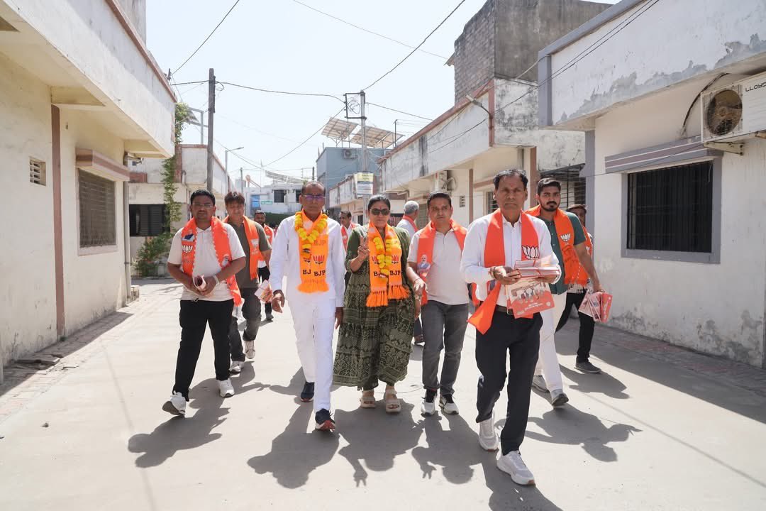 JenishMalaviya0's tweet image. “ઘર ઘર મળ્યું અપાર જનસમર્થન, જનઆર્શીવાદથી સુરતમાં ખીલશે કમળ” 🪷

વોર્ડ નં.-02 (અમરોલી-મોટાવરાછા-કઠોર) વેલેજાં વિસ્તારની વિવિધ સોસાયટીઓમાં ભાજપના કર્મઠ કાર્યકર્તાઓ દ્વારા “ડોર ટુ ડોર” પ્રચાર કરી જનતા જનાર્દનના આશીર્વાદ મેળવ્યા.

#DoorToDoor 
#કમળ_ખીલશે_વિકાસ_જીતશે
#BJP4Gujarat