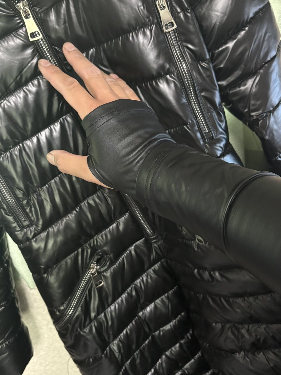 kigkig_bbbb's tweet photo. 昨日バキバキに厚着した時。
厚みで身体が動かし辛くなるの気持ちいい https://t.co/ccOtmqLShg