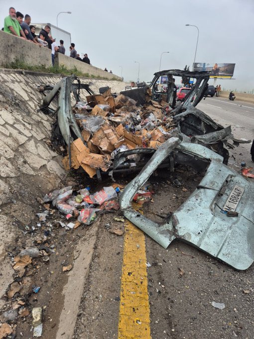 InfosLiban's tweet photo. 🚨🚨 - Bombardement israélien près de Jiyyeh, sur une voiture transportant de l'aide humanitaire, des couches et du lait pour les civils bloqués au Sud-Liban.

(@SweeneySteve) https://t.co/ddI1iQSA63