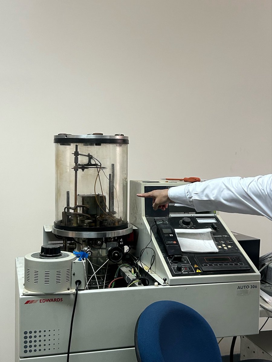 EnergyHaya's tweet photo. زرت المراكز البحثية في جامعة طيبة وكانت تجربة جميلة
تعرفت فيها على طريقة تصنيع الخلايا الشمسية والأجهزة المستخدمة مثل XRD وSolar Simulator
الزيارة ساعدتني أربط بين الدراسة والتطبيق العملي 🤍
#جامعة_طيبة #طاقة_متجددة #PHTE https://t.co/E6xE2QF92S