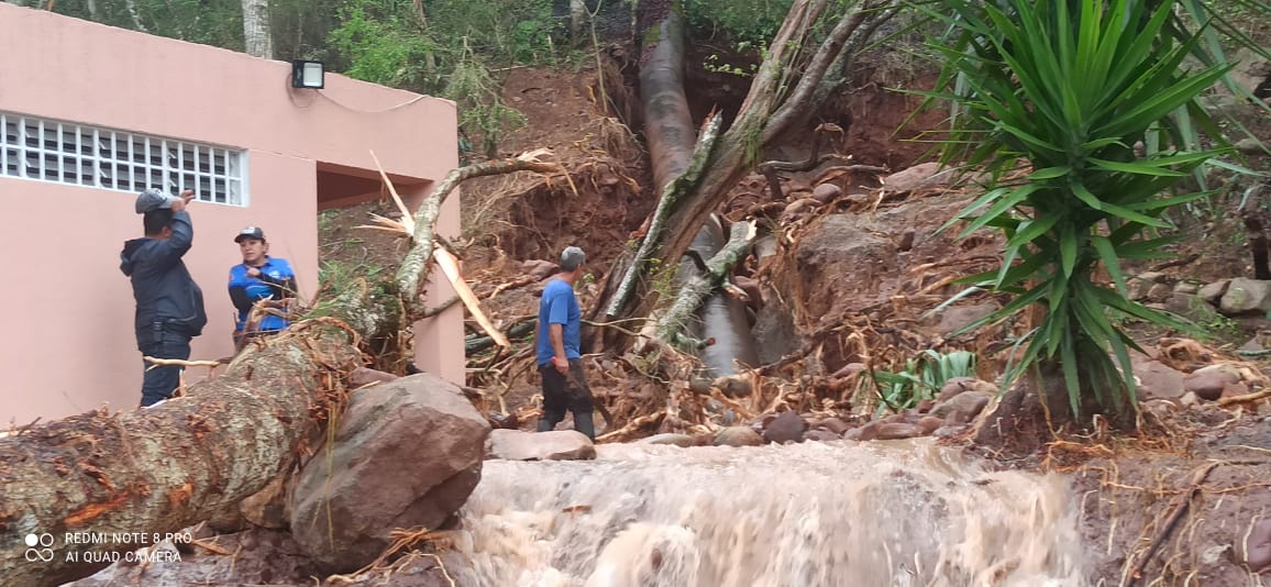 omairalabradorm's tweet image. Y el mes que iba a ser el de más calor en el país, en #Táchira ya  lleva dos grandes aguaceros con daños a viviendas y vías.
Claro, también ha hecho calor.