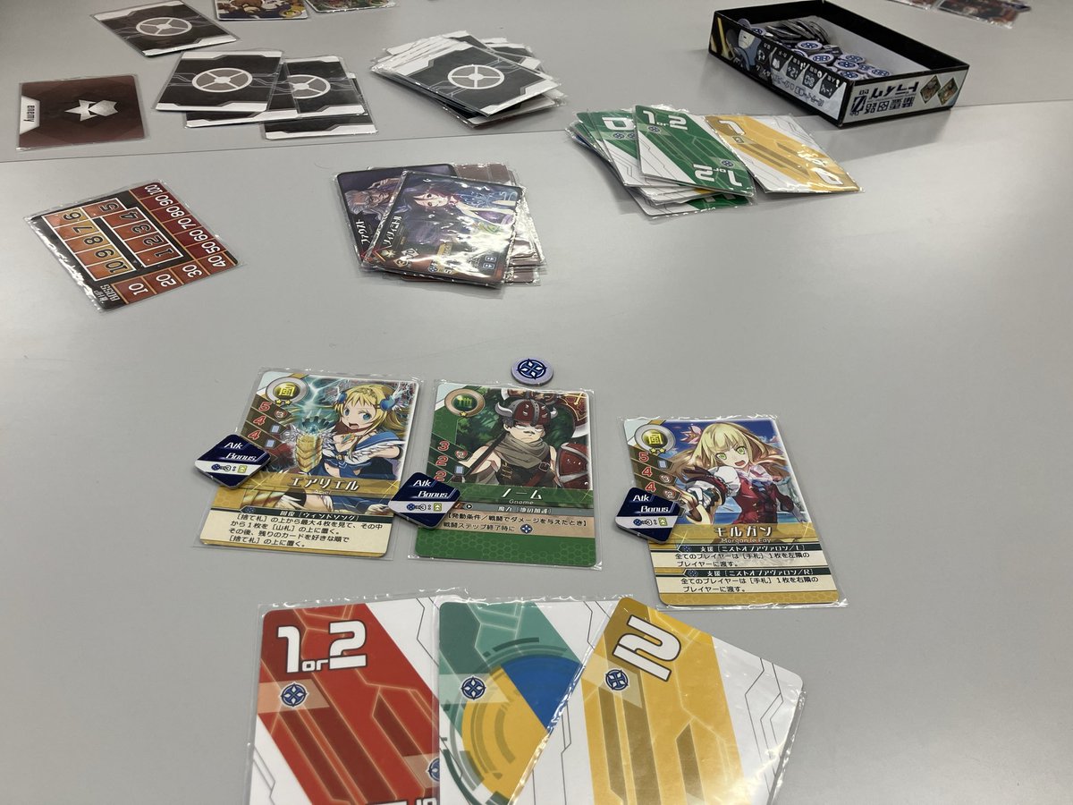 krmamecha0119's tweet photo. @BoardGame_Lilac 
先日のボドゲ会にも参加させていただきました🙌
初プレイの「ふたつの街の物語」が面白かったです。
タイルドラフト式で両隣のプレイヤーとの間にそれぞれ街を作り、点数が低い方の街の得点が自分の得点になる仕組み。 https://t.co/ZO8BMEbibS