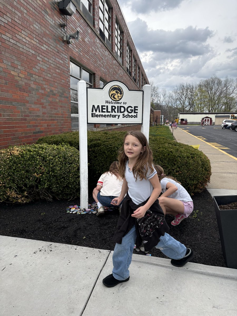 MelridgeElem's tweet photo. Melridge’s Student Leqdership Team made our front entrance more welcoming today by displaying our students’ painted rocks made during Kindness Week earlier this year!!  Thank you to the Melridge PTO for making this activity possible!!  Thank you Mrs. Baehr for sealing the rocks! https://t.co/6RlRyGBRLi