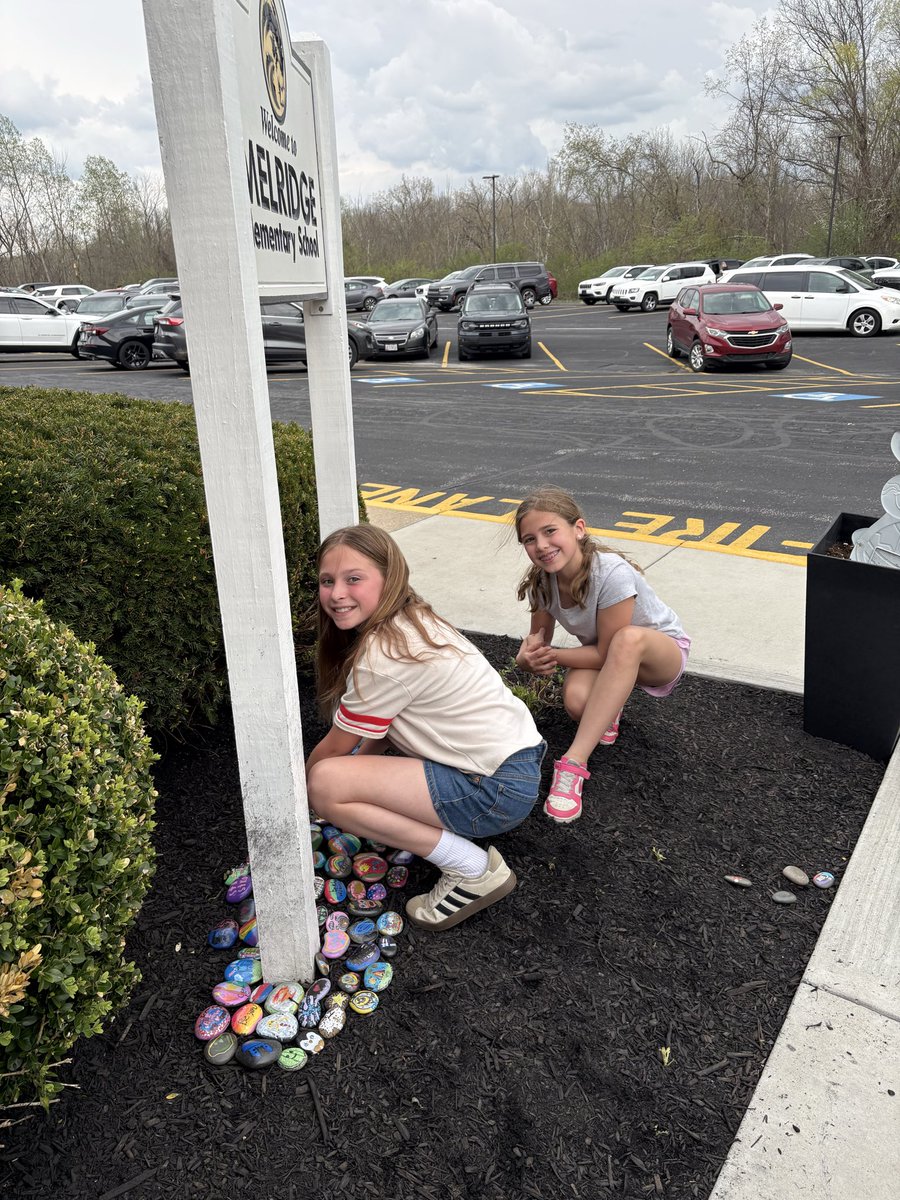 MelridgeElem's tweet photo. Melridge’s Student Leqdership Team made our front entrance more welcoming today by displaying our students’ painted rocks made during Kindness Week earlier this year!!  Thank you to the Melridge PTO for making this activity possible!!  Thank you Mrs. Baehr for sealing the rocks! https://t.co/6RlRyGBRLi