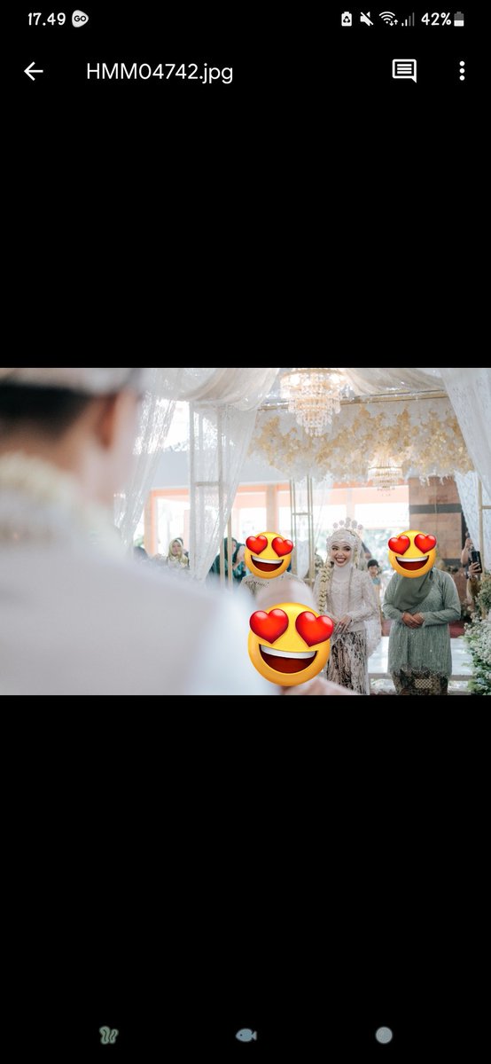 Lagi liat foto nikah
Dipikir2 lagi, aku gaada nangis2nya pas nikah🤣. Malah senyum2 kesenengan😭😭😭😭😭 
Liatlah muka sumringah ini