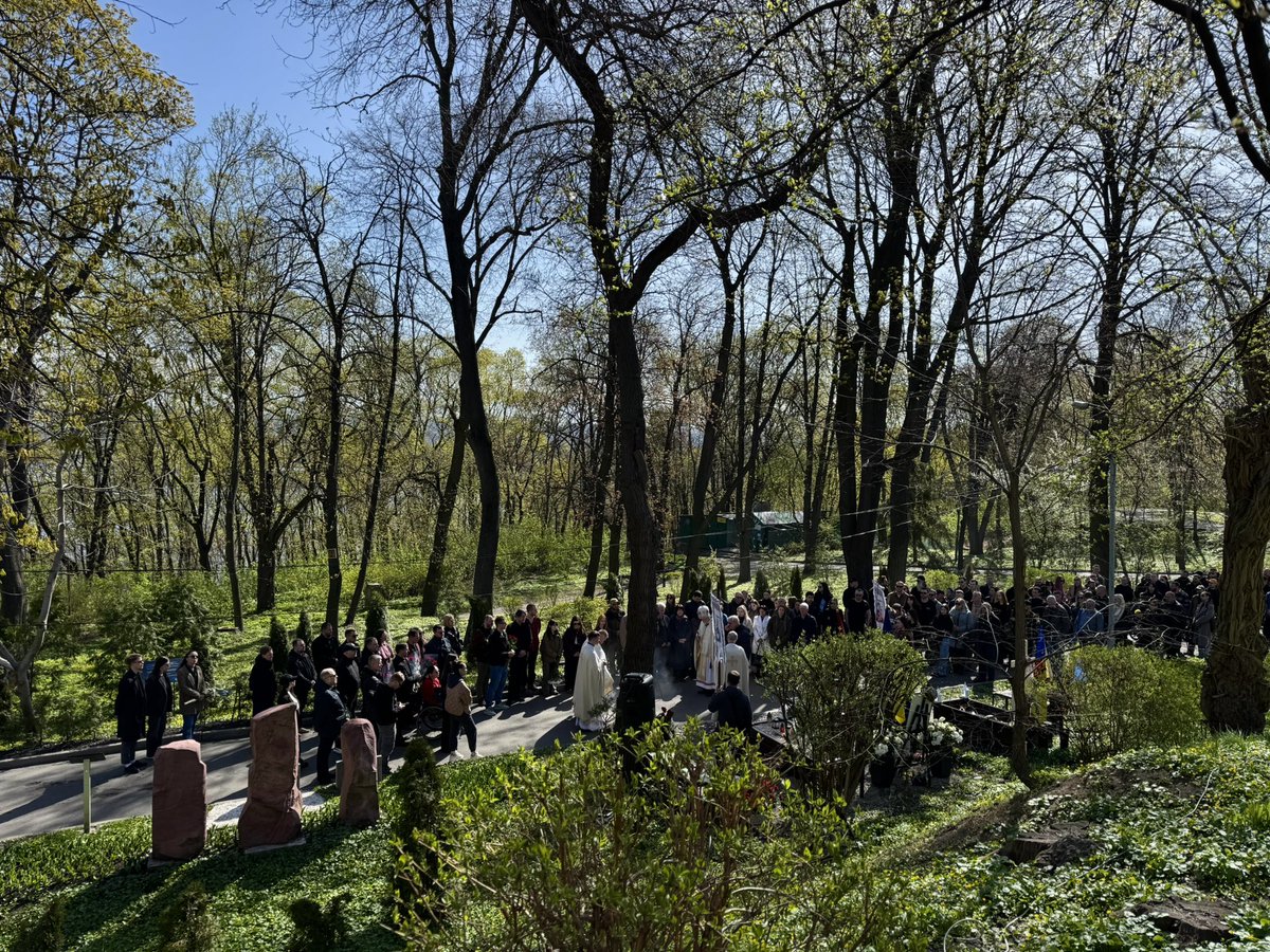 Сьогодні до Паші на Аскольдову прийшло багато людей. Зʼїхались з різних куточків України. Приїхали побратими.

2 роки тому росія обірвала життя дуже гідного парубка, сина, друга, Воїна та Українця з великої літери!

Паша залишив по собі багато світлих спогадів, яскравих твітів,