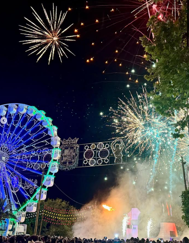 AytoMairenalcor's tweet photo. Mairena del Alcor se ilumina: Esta madrugada con el ‘Alumbrao’ comienza la Feria más antigua de Andalucía.

#MairenadelAlcor #FeriadeAbril #FeriadeMairena #LaMásAntigua #ModaFlamenca #PaseodeCaballos #Atracciones #Casetas #Volantes #Farolillos #Lunares

https://t.co/45jzCB4qHl https://t.co/0UTb5f1IK9