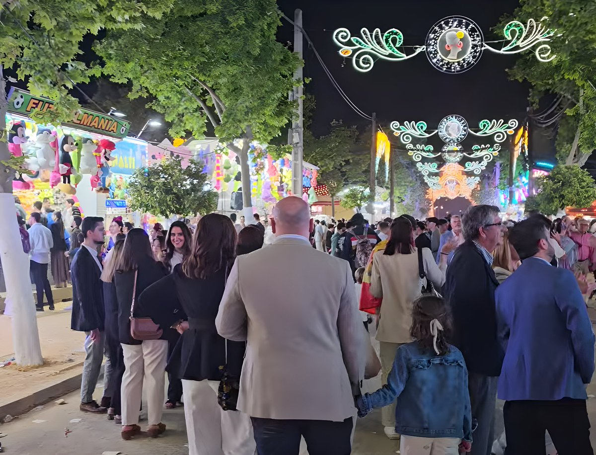 Mairena del Alcor se ilumina: Esta madrugada con el ‘Alumbrao’ comienza la Feria más antigua de Andalucía.

#MairenadelAlcor #FeriadeAbril #FeriadeMairena #LaMásAntigua #ModaFlamenca #PaseodeCaballos #Atracciones #Casetas #Volantes #Farolillos #Lunares

mairenadelalcor.org/es/actualidad/…