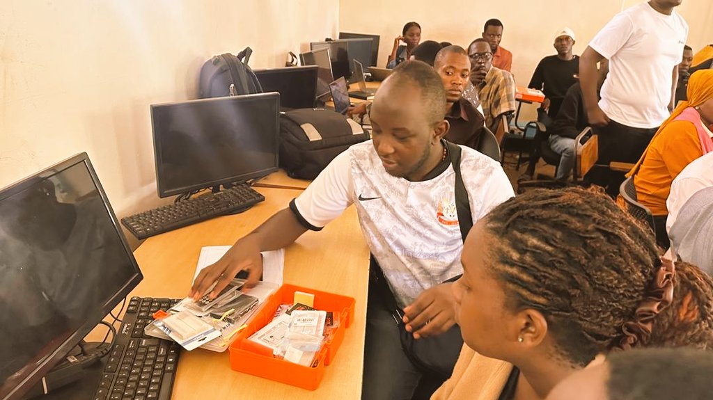 KYUCSA26's tweet photo. Making a robot from scratch today at KYUCSA by @GeorgeKasa95045 @KasaaziGWV programming using Arduino boards has kicked off. 
#robotics #arduino #kyambogouniversity https://t.co/X53d53qRD9