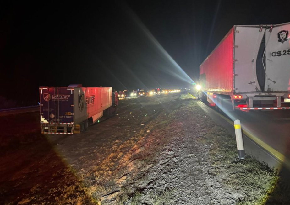 GN_Carreteras's tweet image. #TomePrecaución en #NL se registra cierre parcial de circulación tras #AccidenteVial cerca del km 136+200, de la carretera Matehuala - Saltillo. Atienda indicación Vial.