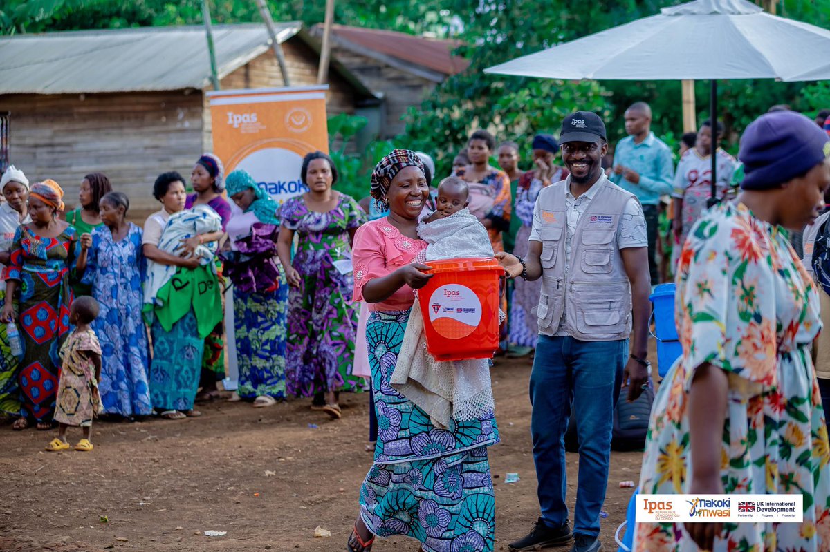 Patriciakapapa's tweet image. #SudKivu | Dans la zone de santé de Miti-Murhesa, les femmes déplacées internes ont bénéficié d’une campagne de @MakokiYaMwasi sur la SSR, les services de #PF et la distribution de kits de dignité, suscitant joie et espoir.
*#SiteAvancé*
*#AccèsFacile*