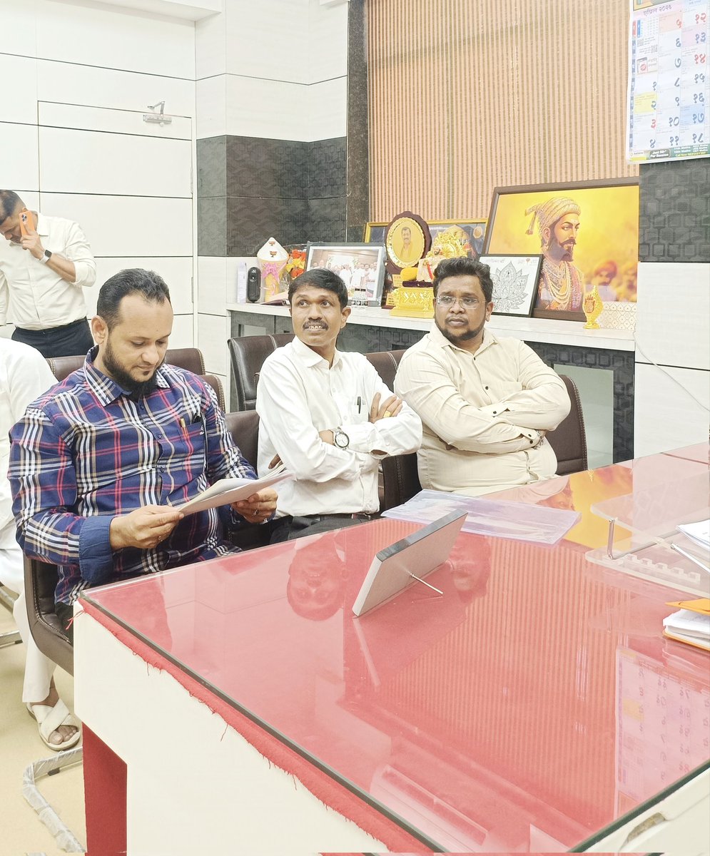 abrarmaster8's tweet photo. जय हिंद...🇮🇳 | जय महाराष्ट्र...🚩
🏛️ पनवेलकरांना 'शास्ती'तून दिलासा मिळावा यासाठी 'मानवी हक्क संरक्षण फेडरेशन' सरसावले! 🏛️
  पनवेल महानगरपालिका क्षेत्रातील सामान्य करदात्यांच्या खिशावर पडणारा 'शास्ती'चा (दंडाचा) बोजा कमी करण्यासाठी 'मानवी हक्क संरक्षण फेडरेशन' पुन्हा एकदा मैदानात उतरले आहे.
पनवेल महानगरपालिकेची 'अभय योजना' (शास्ती माफी योजना) संपुष्टात आल्यामुळे, थकीत कर भरणाऱ्या सामान्य नागरिकांवर दंडाचे मोठे ओझे वाढत आहे. तांत्रिक अडचणी आणि आर्थिक ओढाताणीमुळे अनेक नागरिक यापूर्वी या योजनेचा लाभ घेऊ शकले नाहीत. हीच गंभीर बाब लक्षात घेऊन, फेडरेशनचे राष्ट्रीय अध्यक्ष मा. डॉ. मुनीर तांबोळीजी आणि राष्ट्रीय कार्याध्यक्ष श्री.अबरार मास्टर (कच्छी) यांच्या नेतृत्वाखालील शिष्टमंडळाने माननीय महापौरांची भेट घेऊन ही य��जना पुन्हा सुरू करण्याची आग्रही मागणी केली.
🔥 निवेदनातील प्रमुख आणि महत्त्वाचे मुद्दे:
✅ शास्तीतून कायमस्वरूपी मुक्ती: थकीत मालमत्ता करावरील दरमहा २% दंड (व्याज) पूर्णतः रद्द करून जनतेला आर्थिक दिलासा देण्यात यावा.
✅ अल्प उत्पन्न गटाला आधार: महागाईच्या या काळात सामान्य कुटुंबांना कर भरण्यासाठी सन्मानजनक मुदतवाढ मिळणे, हा त्यांचा रास्त हक्क आहे.
✅ प्रशासकीय समन्वय व महसूल वृद्धी: अभय योजना पुन्हा लागू केल्यास पालिकेच्या तिजोरीत मोठा महसूल जमा होईल, ज्याचा विनियोग शहराच्या विकासकामांसाठी करता येईल.
यावेळी अबरार मास्टर (कच्छी) यांनी महापौरांना नम्र विनंती करताना प्रशासकीय त्रुटींवर बोट ठेवले. ते म्हणाले की, “एकीकडे सामान्य नागरिकांना २ लाख रुपयांचा कर आकारला जातो आणि त्यावर ८० हजार रुपयांपर्यंत दंड (व्याज) लावला जातो, हे अत्यंत क्लेशदायक आणि अन्यायकारक आहे. हा अतिरिक्त दंड माफ होणे अत्यावश्यक आहे.”
त्यांनी पुढे असेही स्पष्ट केले की, सध्या लावण्यात आलेला हा दंडस्वरूपी अतिरिक्त भार तात्काळ रद्द करण्यात यावा; कारण पनवेलकरांच्या सर्व अपेक्षा आता केवळ महापौर महोदयांवरच केंद्रित आहेत. प्रशासनाने जनतेला आर्थिक विवंचनेत टाकण्यापेक्षा, त्यांना सहकार्य करून कर संकलन अधिक प्रभावीपणे वाढवावे, अशी ठाम मागणीही त्यांनी यावेळी केली.
या महत्त्वपूर्ण बैठकीप्रसंगी पत्रकार विकास पाटील व इतर पदाधिकारी उपस्थित होते. महापौरांनी या विषयाचे गांभीर्य ओळखून यावर सकारात्मक निर्णय घेण्याचे आश्वासन दिले आह��. आता संपूर्ण पनवेलकरांचे लक्ष प्रशासनाच्या पुढील निर्णयाकडे लागले आहे!
आपला नम्र...
अबरार मास्टर – कच्छी (समाजसेवक)
राष्ट्रीय कार्याध्यक्ष – मानवी हक्क संरक्षण फेडरेशन
उपमहानगरप्रमुख – शिवसेना (UBT), पनवेल
तालुका अध्यक्ष – केंद्रीय लोकशाही पत्रकार संघ
उपसंपादक – हिंदुस्तान २४ तास न्यूज

@PanvelCorp  @CMOMaharashtra @Dev_Fadnavis @mieknathshinde
@DrSEShinde @AjitPawarSpeaks
@MPShrirangBarne @ithakurprashant @iNitinPatil 
@rautsanjay61 @ShivSenaUBT_
@bjpmaha @SomanTigers 
@PanvelCorp 
@lokmat  @LoksattaLive 
@pudharionline @Maharashtr01
@Dailyvruttmitra 
@SakalMediaNews 
#DIORaigad
#collectorraigad 
#AbhayYojana #PanvelTaxRelief #AbrarMasterKachchi #DrMunirTamboli #VikasPatil #PanvelMunicipalCorporation #JusticeForCommonMan #PanvelNews #MaharashtraPolitics #SocialJustice #Hindustan24Taas #PanvelKar #PropertyTax #Relief 🚩🏛️⚖️