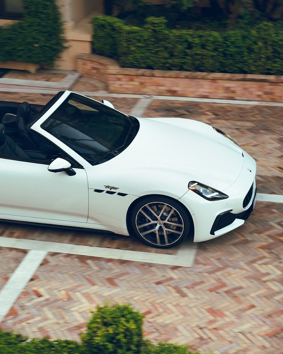 Maserati_ME's tweet photo. There’s something about having the top down that just makes the world infinitely more brilliant. Just one button to experience the road, open and in high definition. 🔱​
#MaseratiGranCabrio #Maserati https://t.co/596vsjI0mr