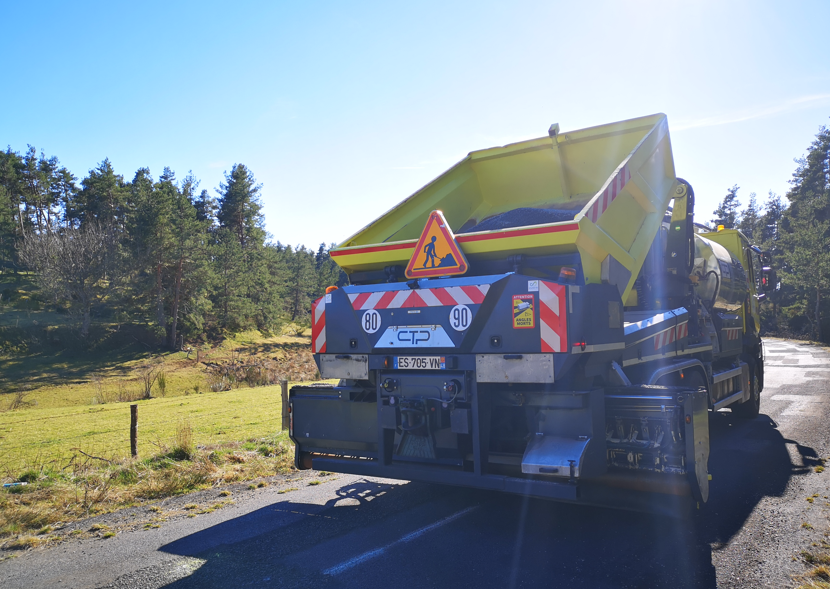 CtpConstructeur's tweet photo. 🔎 Zoom sur les 𝗘𝗡𝗗𝗨𝗜𝗧𝗦 𝗦𝗨𝗣𝗘𝗥𝗙𝗜𝗖𝗜𝗘𝗟𝗦 

Equipez-vous de matériels spécialement conçus pour vos chantiers d’enduits superficiels !

#Enduitssuperficiels #Gravillonneur #Gravillonage #Epandeuse #Epandage #MatérielTP #Routes #Travauxpublics  #CTPConstructeur https://t.co/PJZx4acRua