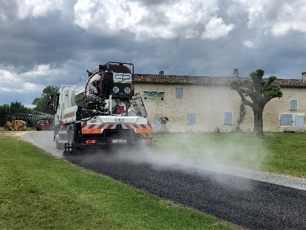 CtpConstructeur's tweet photo. 🔎 Zoom sur les 𝗘𝗡𝗗𝗨𝗜𝗧𝗦 𝗦𝗨𝗣𝗘𝗥𝗙𝗜𝗖𝗜𝗘𝗟𝗦 

Equipez-vous de matériels spécialement conçus pour vos chantiers d’enduits superficiels !

#Enduitssuperficiels #Gravillonneur #Gravillonage #Epandeuse #Epandage #MatérielTP #Routes #Travauxpublics  #CTPConstructeur https://t.co/PJZx4acRua
