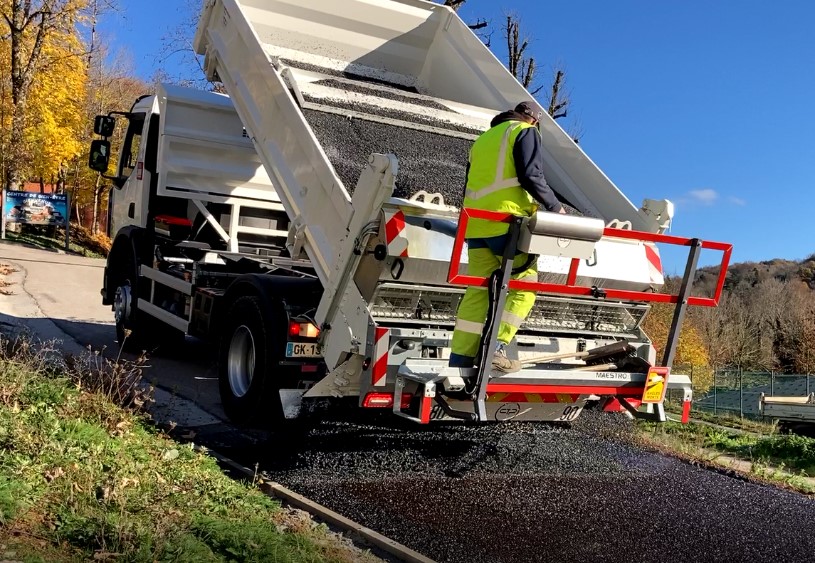 CtpConstructeur's tweet photo. 🔎 Zoom sur les 𝗘𝗡𝗗𝗨𝗜𝗧𝗦 𝗦𝗨𝗣𝗘𝗥𝗙𝗜𝗖𝗜𝗘𝗟𝗦 

Equipez-vous de matériels spécialement conçus pour vos chantiers d’enduits superficiels !

#Enduitssuperficiels #Gravillonneur #Gravillonage #Epandeuse #Epandage #MatérielTP #Routes #Travauxpublics  #CTPConstructeur https://t.co/PJZx4acRua