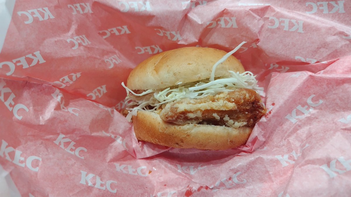 TMN_RK's tweet photo. 時期が重なるなら比較してみましょうって事で、KFCとマックのタツタ比べ！🍔
両方旨い、けどKFCは鶏の旨さが圧倒的。マックはこのチープさと旨さの共存が良い。
まあ、どっち行く？って聞かれたら迷わずKFCかな～。ちょい高いけどそれに見合う満足度が得られるし😆 https://t.co/nB3CRQ2Pn0