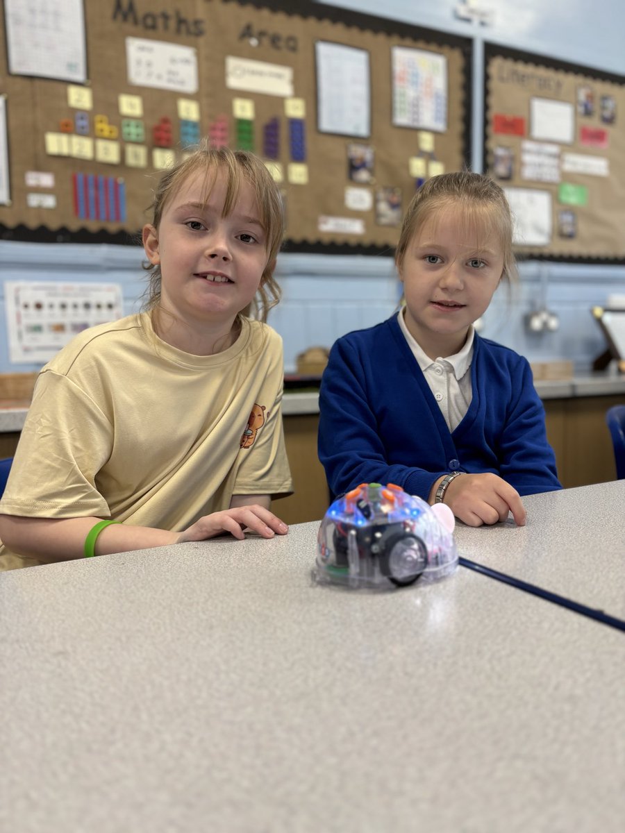 penrhiwceibr's tweet photo. Exploring clockwise, anticlockwise, half and quarter turns with Beebots through hands-on discovery and fun learning π #dosbarthbeech https://t.co/dwbNhDEYIg