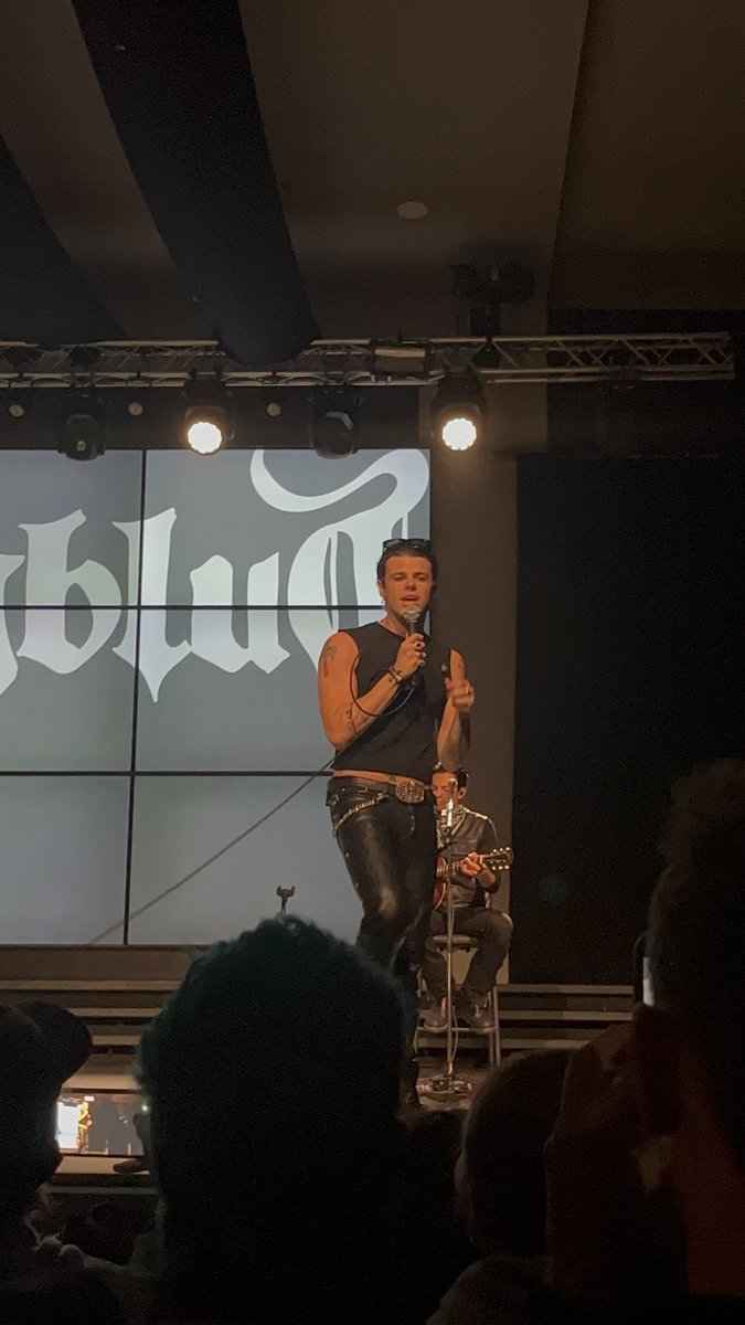 Rusty_0270's tweet photo. @ChrisCatalyst I really love his stuff off of 21st century liability and weird! but he’s mainly playing his stuff off of Idols on this tour by the looks of it. I was at the warmup gig and he was superb https://t.co/BmZuQR91K4