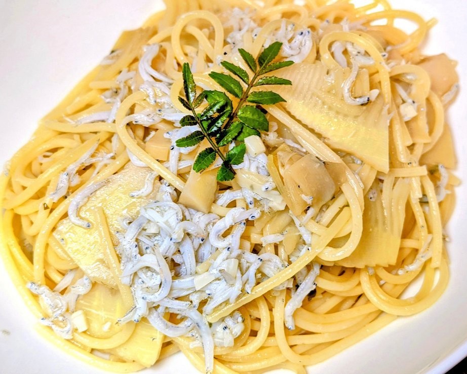 今夜はしらす😋  軽く煮込んだアヒージョを楽しんだ後は、オイルを使ってお裾分けでもらったタケノコとパスタに🍝 しらすのほんのりした苦味をオレンジワインがやさしく包み込む🥂
#おうちごはん #料理好きな人と繋がりたい #春ごはん