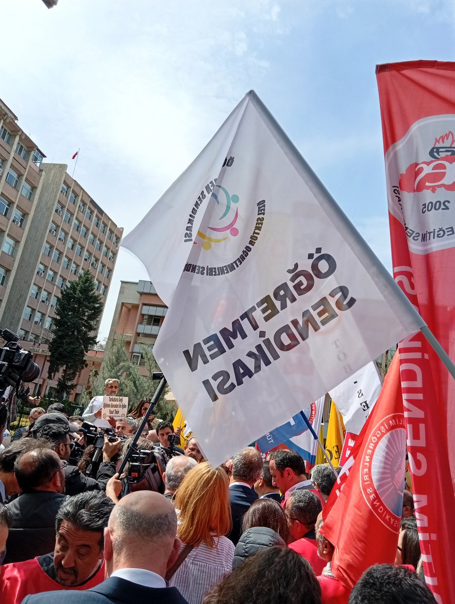 Eğitim sendikaları, eğitim emekçileri hep birlikte Bakanlığın önündeyiz. 
#EgitimdeŞiddeteHayır