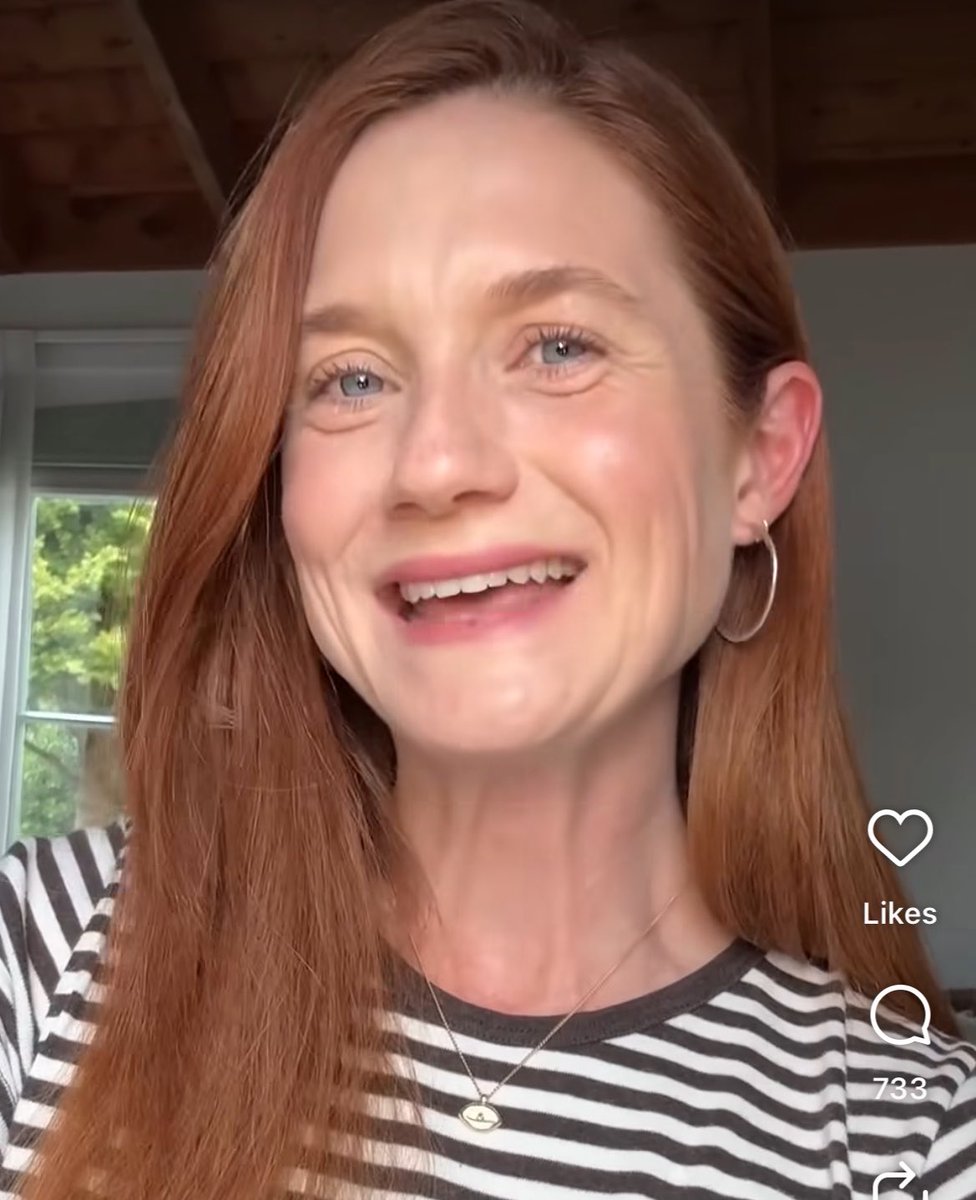 Вона молодша за мене, а виглядає старше мами