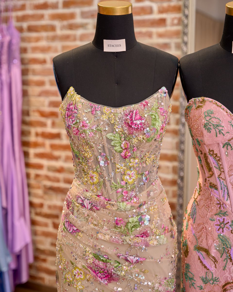 Staceesofficial's tweet image. Who needs a pot of unique folral when you can find the perfect prom dress at Stacees? 🌈🍀✨

Your lucky prom dress is waiting!

#stacees #prom #promdresses #straples #sequineddress #prom2026 #slit #floraldesign