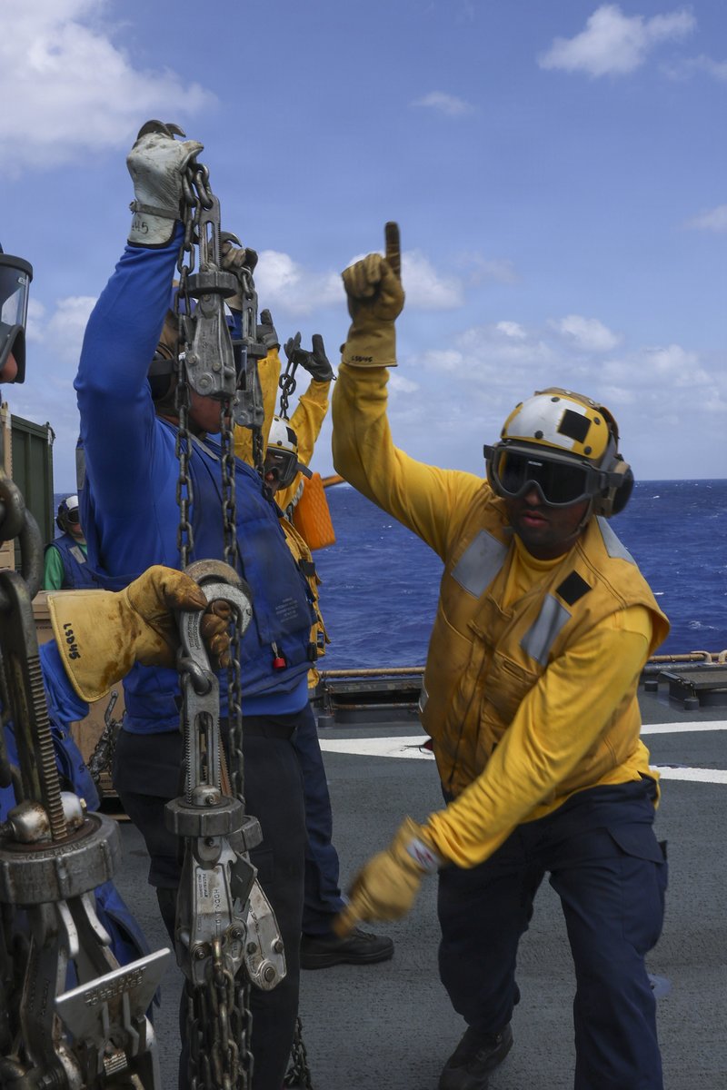 Heavy lift!

U.S. Sailors and Marines aboard USS Comstock seamlessly integrate for MV-22 Osprey flight operations, showcasing the power of the Boxer ARG and 11th MEU team while underway. Peace is a dividend of our strength.

#BlueGreenTeam | #US7thFleet https://t.co/Zil1v6BfEU
