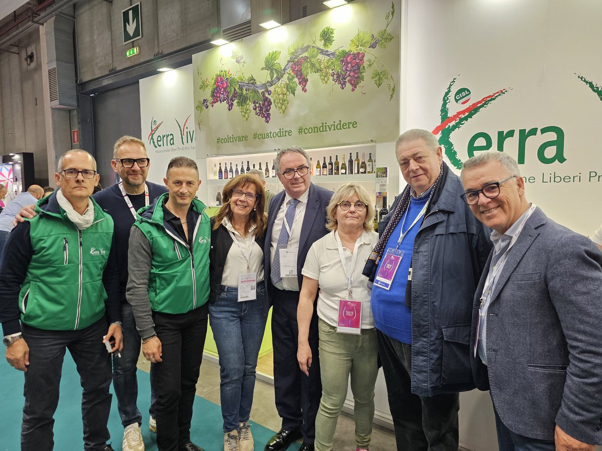 TerraVivaCisl's tweet image. #15aprile 🌱Ultimo giorno della 58ma edizione di #Vinitaly 🍇🍷Continuano gli incontri allo stand #TerraViva, oggi anche con il Presidente di #Foragri Vincenzo Conso.
#VivaVinitaly #ShareAWine
#vinitaly2026 #Vinitaly #vinitalyverona #verona #vino #wine #vinorosso #vinobianco
